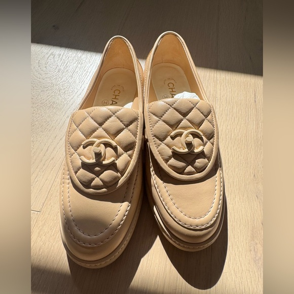CHANEL 24C LAMBSKIN BEIGE LOAFERS W/TONAL LOCK-WORN ONCE! SIZE 39 - Picture 4 of 6
